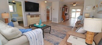 Sunny house with pool, just steps to the beach!