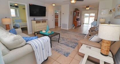 Sunny house with pool, just steps to the beach!