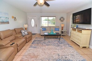 Smart TV - Sunny house with pool, just steps to the beach! (Ormond Beach)