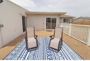 Terrace/patio - Sunny house with pool, just steps to the beach! (Ormond Beach)