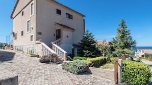 Apartment | Exterior - Scenic Holiday Apartment in Primosten (Primosten)
