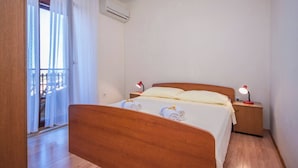 Apartment - Scenic Holiday Apartment in Primosten (Primosten)