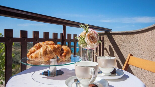 Apartment | Balcony - Scenic Holiday Apartment in Primosten (Primosten)