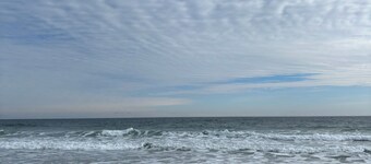 Luxury 4 bedroom house in Biddeford, walk to Fortunes Rock Beach, private pool.