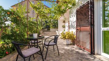 Apartment | Outdoor dining