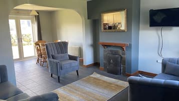 Cottage, Partial Sea View | Living area