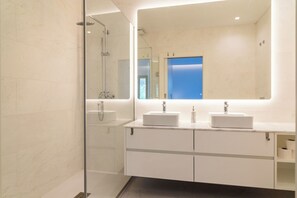 Shower, hair dryer, towels
