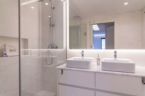 Shower, hair dryer, towels - GuestReady - Acqua Residences - Diamond (Funchal)