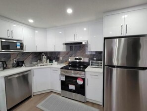 Microondas, horno, placa de cocina, lavavajillas