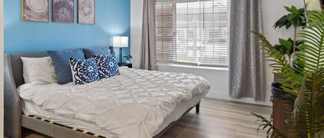 2 chambres, bureau, fer et planche à repasser, lit parapluie