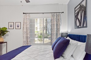 2 Schlafzimmer, Schreibtisch, Bügeleisen/Bügelbrett, Reisekinderbett