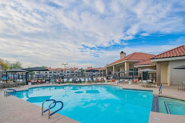 A heated pool - Shop-Walk to TPC Golf-Work-Eat-Kierland+Parking (Scottsdale)
