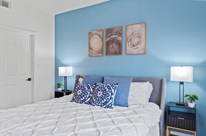 2 bedrooms, desk, iron/ironing board, travel crib - Shop-Walk to TPC Golf-Work-Eat-Kierland+Parking (Scottsdale)