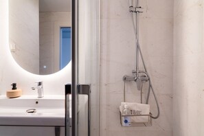Douche, sèche-cheveux, serviettes fournies, savon