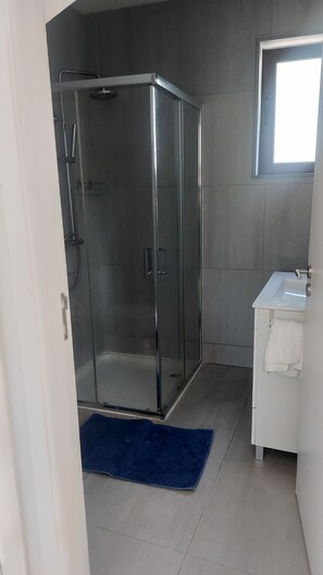 Sèche-cheveux, serviettes fournies, papier toilette