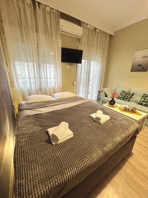 1 slaapkamer, een strijkplank/strijkijzer, wifi, beddengoed