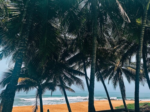 SkyBridge 2-Bedroom Apt. in central Monrovia with WiFi, Pool & Beach access.