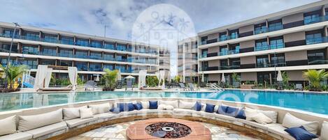 2 outdoor pools