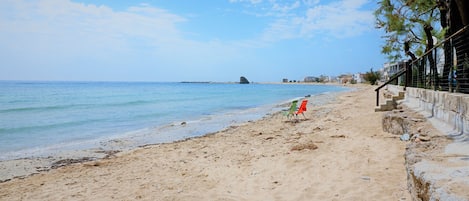 En la playa, playa de arena blanca, sombrillas y toallas de playa