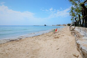 On the beach, white sand, beach umbrellas, beach towels - Villa Sea Front (Torre Pali)