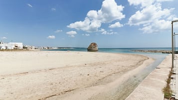 Plage, sable blanc, parasols, serviettes de plage
