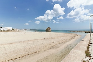 On the beach, white sand, beach umbrellas, beach towels - Villa Sea Front (Torre Pali)