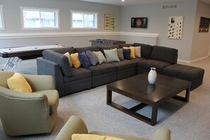 Téléviseur connecté, foyer, jeux vidéo, table de baby-foot