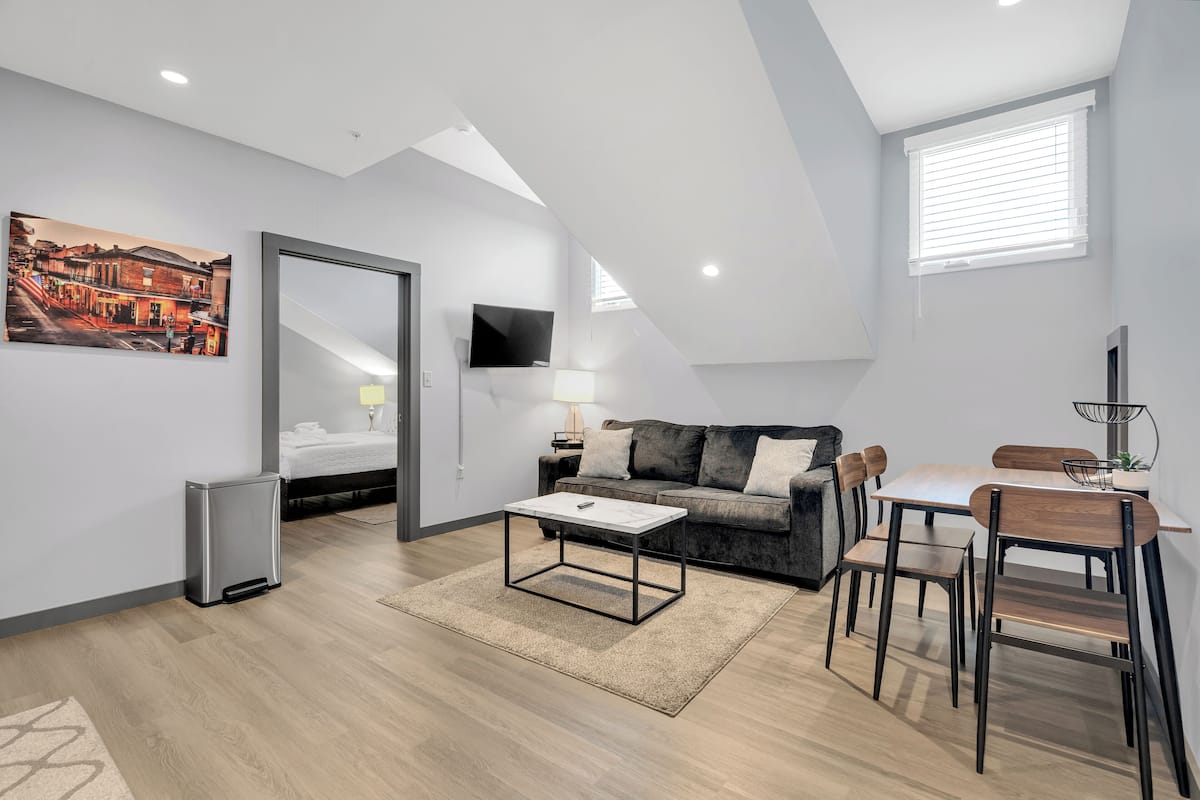 Deluxe appartement, 3 slaapkamers, 2 badkamers | Woonruimte | Een 36-inch smart-tv met digitale zenders en streamingdiensten