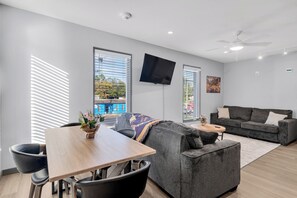 Business Apartment, 2 Bedrooms, 2 Bathrooms | Living area