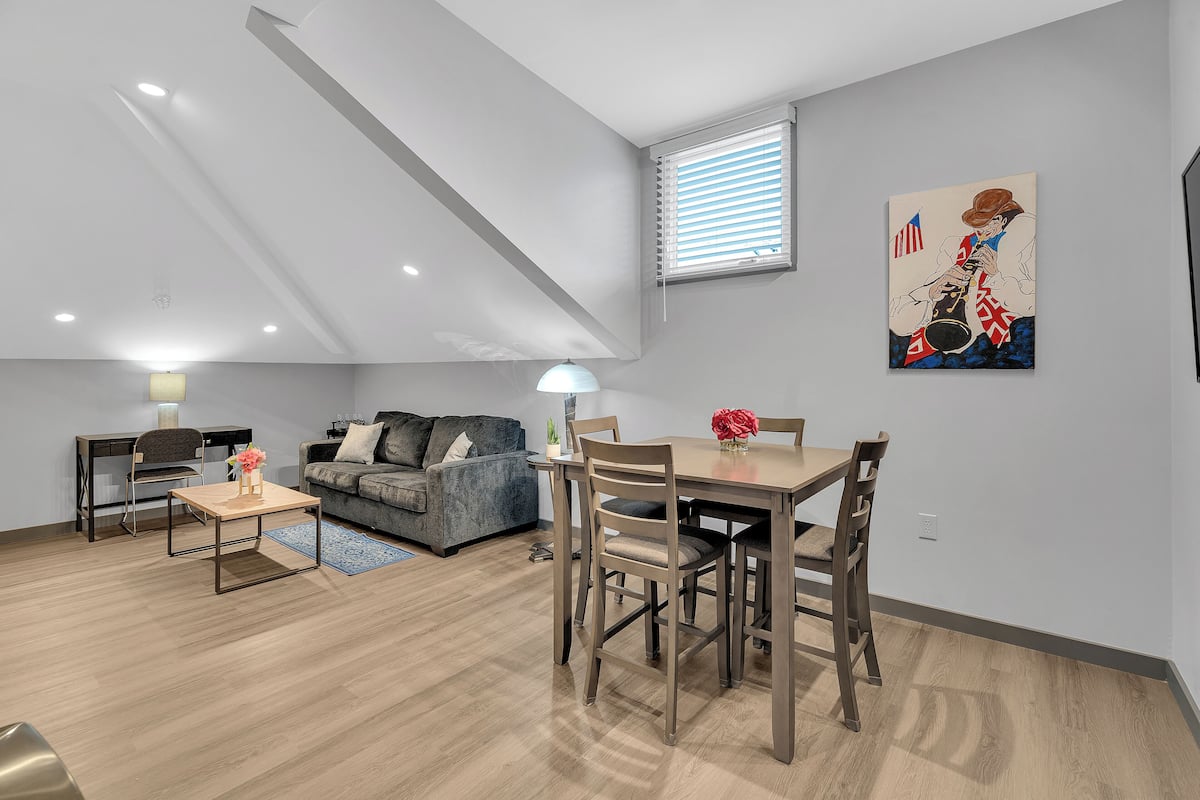 Standaard appartement, 2 slaapkamers, 2 badkamers | Woonruimte | Een 36-inch smart-tv met digitale zenders en streamingdiensten