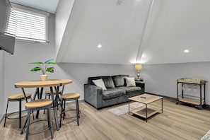 Apartamento Signature, 2 habitaciones | Zona de estar | Smart TV de 36 pulgadas con canales digitales, servicios de streaming