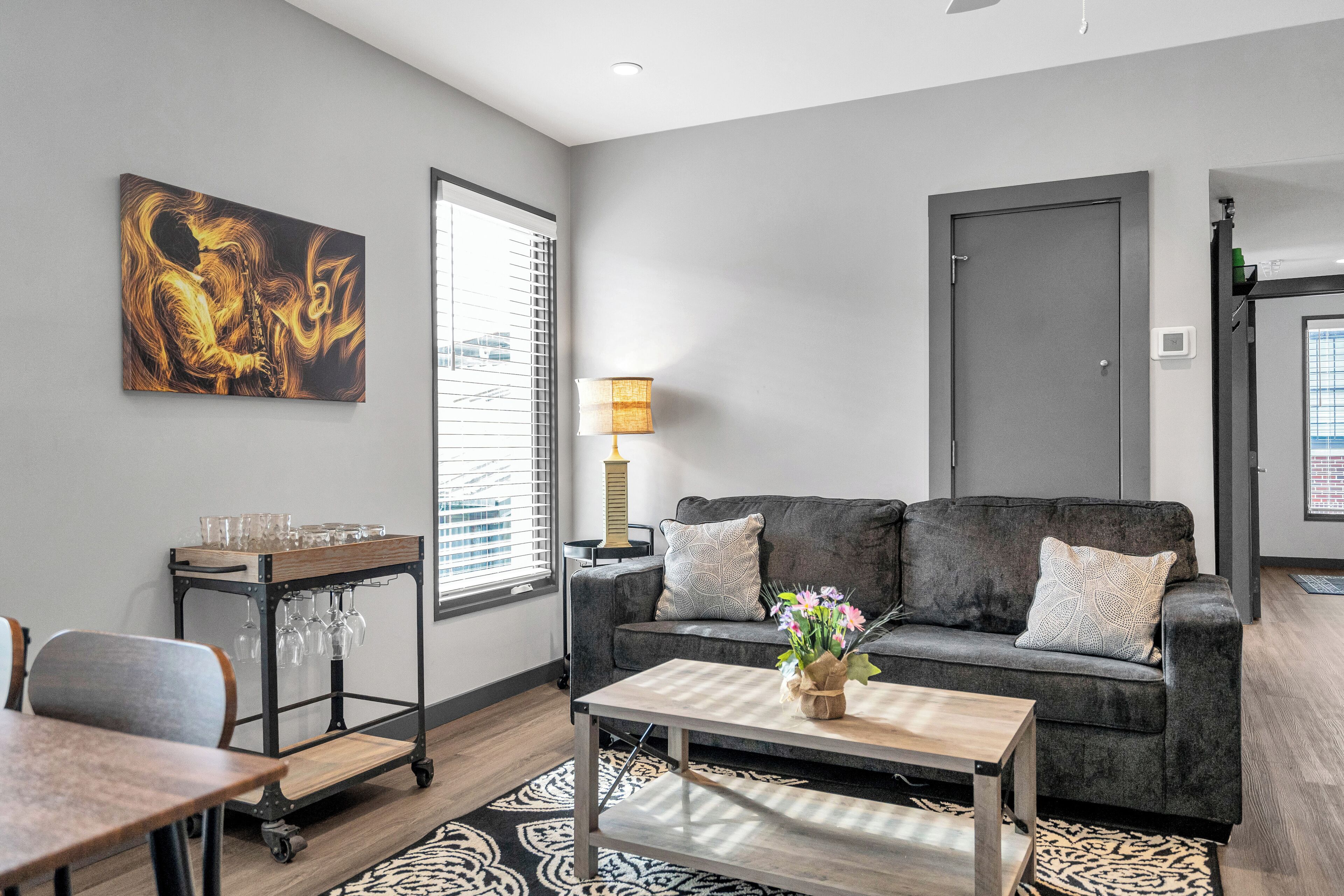 Apartamento premier, 3 quartos, 2 banheiros | Área de estar | Smart TV 36 polegadas com canais digitais, serviços de streaming