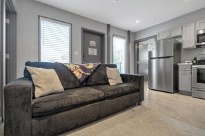 Familienapartment, 5 Schlafzimmer | Wohnbereich | 36-Zoll-Smart-TV mit Digitalempfang, Streaming-Dienste