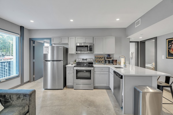 Family Apartment, 5 Bedrooms | Private kitchen | Full-sized fridge, microwave, oven, stovetop