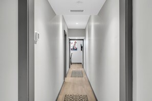 Standard-Apartment, 2 Schlafzimmer, 2 Bäder | Wohnbereich | 36-Zoll-Smart-TV mit Digitalempfang, Streaming-Dienste
