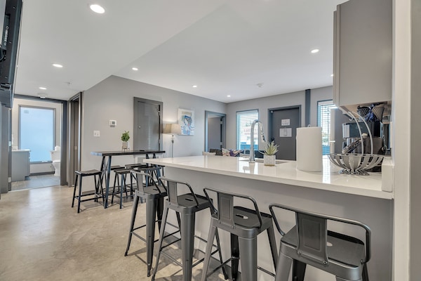 Family Apartment, 5 Bedrooms | Private kitchen | Full-size fridge, microwave, oven, stovetop