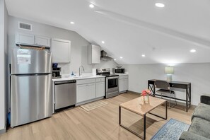 Standard Apartment, 2 Bedrooms, 2 Bathrooms | Private kitchen