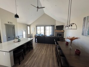 Smart TV, fireplace - Spacious Mountain Retreat on Golf Course, near Rocky Mountain National Park (Granby)