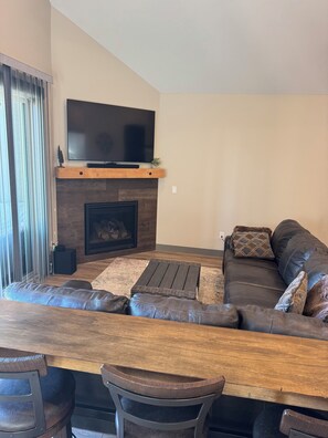 Smart TV, fireplace - Spacious Mountain Retreat on Golf Course, near Rocky Mountain National Park (Granby)
