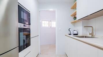 Een koelkast, een microgolfoven, een oven, een vaatwasser