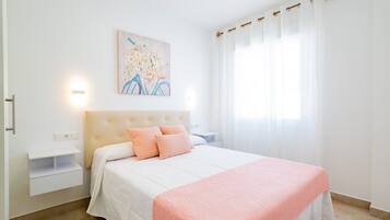 4 bedrooms, iron/ironing board, free WiFi, bed sheets