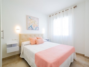 4 bedrooms, iron/ironing board, free WiFi, bed sheets