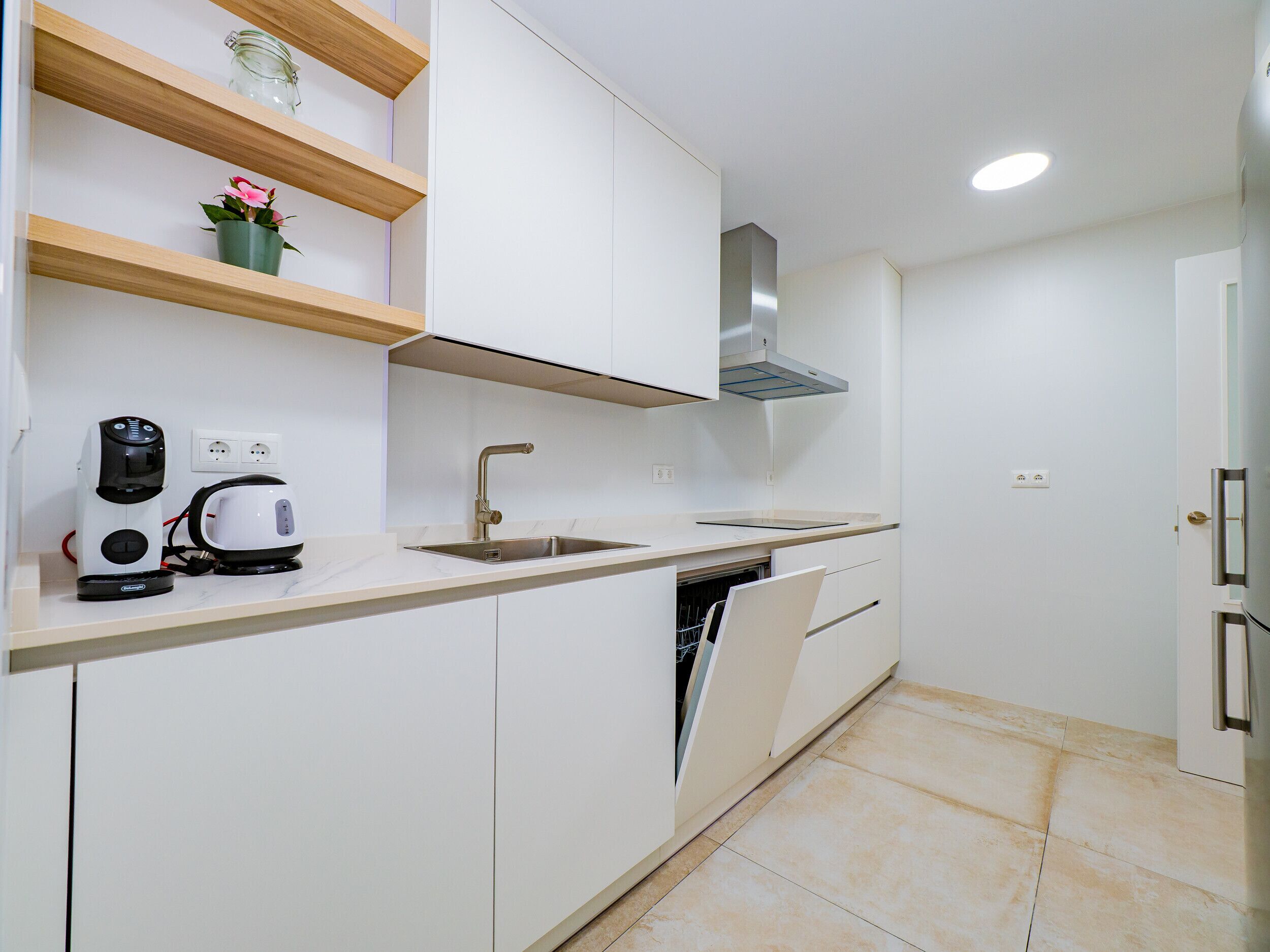 雪櫃、微波爐、焗爐、洗碗機