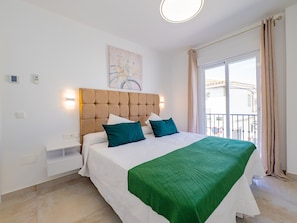 4 bedrooms, iron/ironing board, free WiFi, bed sheets