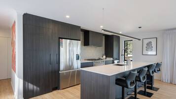 Fridge, microwave, dishwasher, coffee/tea maker