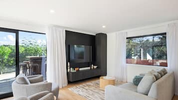 Een televisie en een open haard