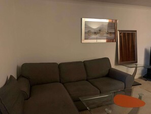 Apartment | Living area - 3 Bed Flat - Sleeps 6 - Parking - Wifi (Aberdeen)