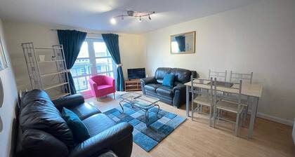 3 Bed Flat - Sleeps 6 - Parking - Wifi
