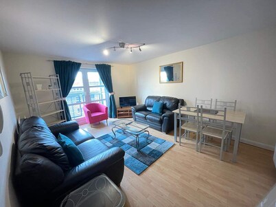 3 Bed Flat - Sleeps 6 - Parking - Wifi