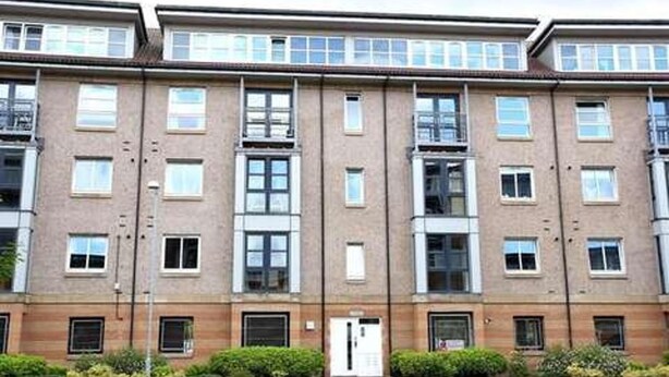 A multi-story residential building with a symmetrical facade, featuring evenly spaced windows and a central entrance. - 3 Bed Flat - Sleeps 6 - Parking - Wifi (Aberdeen)